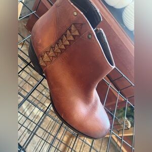 Ladies Clark booties. Size 8. Brown leather with braid detail